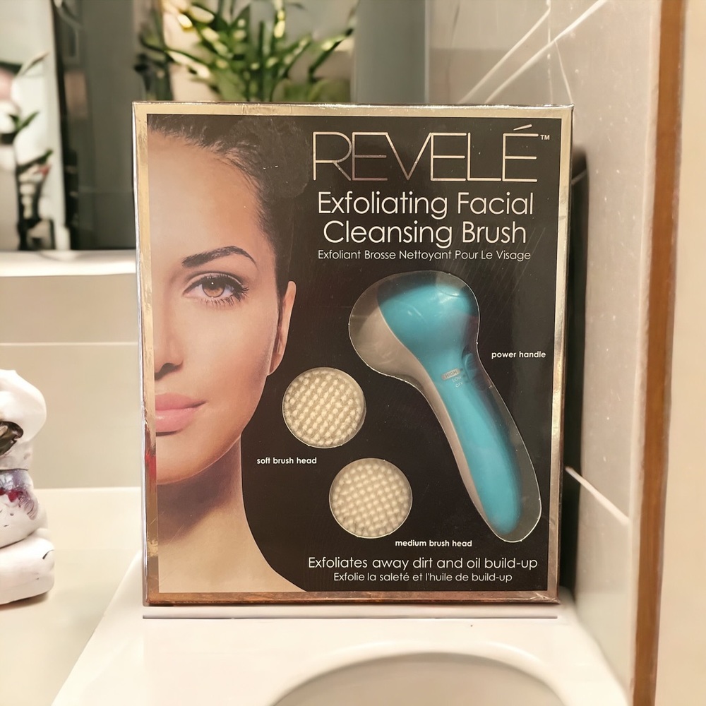 NWT Revle Facial Cleansing Brush Kit